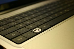 Abbildung 3: Mit einem einfachen Aufkleber verbirgt Rockiger das Windows-Logo auf der Tastatur, die im Test durch den geringen Abstand zwischen den Tasten unangenehm auffiel.