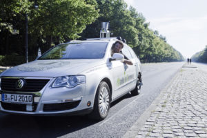 Abbildung 1: Darf ich Sie mitnehmen? Tinosch Ganjineh von den AutoNOMOS Labs lädt uns zur Testfahrt ein.