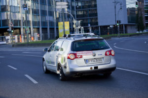 Abbildung 4: Trotz des deutlich sichtbaren Hinweises auf dem Kofferraum halten viele Autofahrer keinen Abstand zum Versuchsfahrzeug.