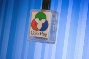 Colorhug heißt dieses Colorimeter, dessen Software, Firmware und Hardware Open Source sind.