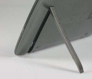 Abbildung 2: Durchaus praktisch – aber windig verarbeitet: Der Ausklappständer im Archos-Tablet.