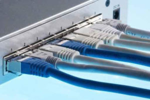 Abbildung 2: Ein handelsüblicher Switch für Heimnetzwerke (Foto: (c) Franz Pfluegl, Fotolia).