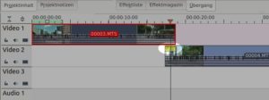 Abbildung 7: Hier überblendet Kdenlive das obere Video in das untere. Der kleine, nur schwer zu erkennende gelbe Kasten zwischen den beiden Clips repräsentiert die Überblendung grafisch.