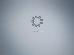 Abbildung 1: Der neue Bootsplash von Kubuntu 12.04 kann sich sehen lassen.