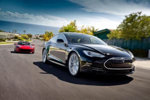 Voll elektrisch und mit Linux: Hinten der Tesla Roadster, vorne das Model S. (Quelle: Tesla Motors)