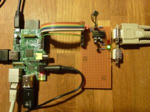 Abbildung 3: Der Raspberry Pi mit Expansions-Board als Temperaturwächter – hier bei einer Temperatur von unter 22 Grad Celsius. Das Sensor-IC LM75 ragt an vier Drähten über das Board hinaus. Bei dem DIL-IC mit 16 Pins handelt es sich um den RS232-Pegelwandler MAX3232CPE.