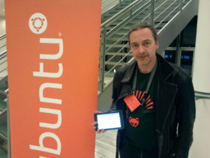 Oliver Grawert und sein Nexus 7 mit installiertem Ubuntu
