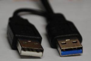 Abbildung 1: Dieses Festplattenanschlusskabel hat auf der PC-Seite zwei Stecker: Der blau markierte recht gehört in eine USB-3.0-Buchse, der linke sorgt nur für zusätzlichen Strom.