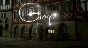 Abbildung 2: Bei der Lichtmalerei bannt der Fotograf mit Hilfe einer Langzeitbelichtung Lichtspuren auf ein Bild. Mit Gimp erzeugen Sie diesen Effekt nachträglich.