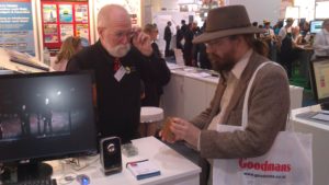 John "Maddog" Hall (hier am Stand des Linux-Magazins mit Linux-Urgestein Ari Lemmke) präsentiert den Raspberry Pi.)