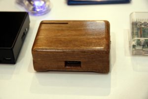 Das "Executive Model" (so Maddog über das Holzgehäuse) des Raspberry Pi.