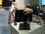 Eine künstliche Hand testet auf der Cebit 2013 automatisch Android-Apps.