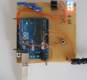 Abbildung 1: Eine einfache, 10 x 10 Zentimeter große Rasterplatine bietet genug Platz für unsere Schaltung. Diese besteht aus einem Taster, den über Power-Feldeffekt-Transistoren angesteuerten helle LEDs sowie den aufmontierten Arduino.