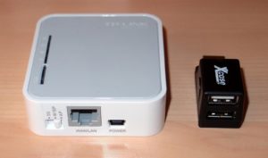 Abbildung 1: Der TL-MR3020 von TP-Link (links) ist nicht größer als ein Handteller. Der Mini-USB-Hub von Pearl rechts daneben dient Erweiterungszwecken.