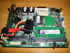 Abbildung 2: Kompakte Maße erlauben kaum Raum zum Manövrieren, aber eine WLAN-Karte mit Mini-PCIe-Anschluss fand im Testsystem noch Platz.
