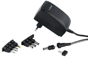 Abbildung 3: Das Kfz-Ladekabel verbindet die Autosteckdose mit dem Computer. Beim EeePC erfordert das kein Umsetzen der Spannung, denn der Rechner arbeitet mit 12 Volt. (Bild: Pearl)