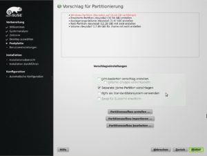Abbildung 3: Rot markierte Einträge sind Warnungen. Im automatischen Partitionierungsvorschlag von YaST finden Sie normal nur eine Warnung, in der es ums Verkleinern der Windows-Partition geht.