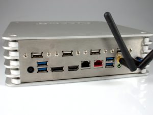 Abbildung 3: Auf der Rückseite stehen je vier USB-2.0- und USB-3.0-Ports bereit.