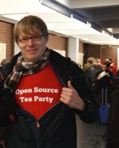 Abbildung 1: Mit einem T-Shirt zeigte Lennart Poettering auf der FOSDEM 2014, was er von den Aussprüchen von Mark Shuttleworth hält.