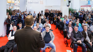 Publikumsandrang bei Klaus Knoppers Präsentation von Knoppix 7.3.
