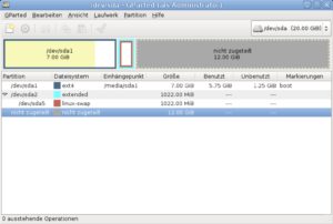 Abbildung 2: GParted zeigt vorhandene Festplatten und deren aktuelle Aufteilung an. Im Beispiel gibt es 12 GByte ungenutzten Platz, den Sie verfügbar machen können.