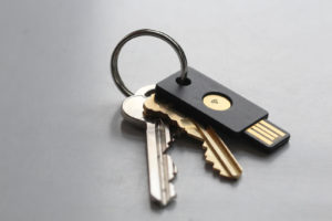 Abbildung 8: Der Yubikey Neo ist einer der neueren Vertreter von Schlüsseln, die zur Zwei-Faktor-Authentifizierung eingesetzt werden.