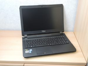 Abbildung 5: Das Tuxedo Book XC1505 besitzt ein recht dünnes Display, das sich leichter in Schwingungen versetzen lässt, als das des Dell Precision M3800.