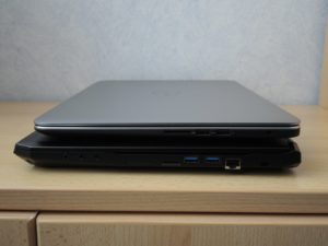 Abbildung 7: Das Tuxedo Notebook (unten) fällt etwas größer und höher aus als das Dell Precision M3800 (oben).