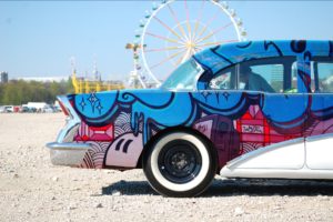 Abbildung 1: Eine flotte Kiste mit einem schicken Graffiti – solche und andere Fotomontagen erzeugen Sie mit dem Pfadwerkzeug und dem passenden Ebenenmodus.