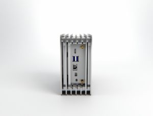 Abbildung 2: Aufgrund der kompakten Bauform bietet der Nimbini nur wenige Anschlussmöglichkeiten. Auf der Rückseite finden sich zwei USB-3.0-Ports, Ethernet, Mini-HDMI und Mini-DP sowie zwei Anschlüsse für WLAN-Antennen.