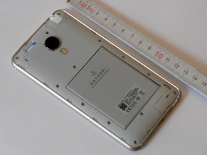 Abbildung 2: Auch wenn es so wirkt: Der Akku des Meizu MX4 Ubuntu Edition lässt sich nicht ausbauen.