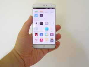 Abbildung 3: Der extrem schmale Rand macht die Bedienung des Geräts mit den Ubuntu-Touch-Gesten mühsam.