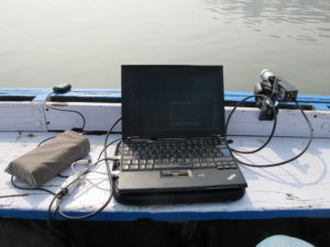 Abbildung 3: Die Hardware (von links nach rechts): GPS-Empfänger, Sackerl mit Akku-Pack, Notebook und Kamera.