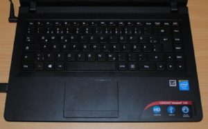 Abbildung 1: Die Tastatur hat normal große Tasten, das gilt auch für die Cursortasten.