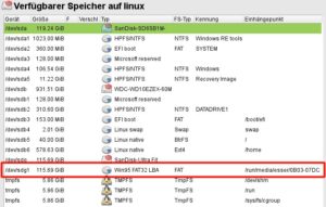 Abbildung 3: YaST zeigt unter OpenSuse alle Datenträger und die dort vorhandenen Partitionen an. Der angeschlossene USB-Stick ist FAT-formatiert.