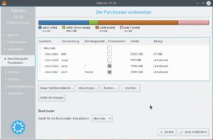 Abbildung 4: Nach dem Ändern der Partitionierung gibt es die verkleinerte Windows- und drei neue Linux-Partitionen.