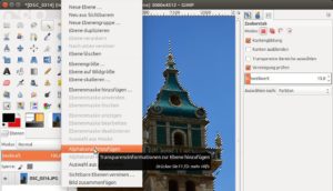 Abbildung 4: Damit Sie Bildbereiche (hier den Hintergrund) transparent machen können, braucht das Bild einen Alphakanal, den Sie per Rechtsklick auf die Ebene hinzufügen.