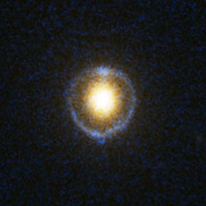 Abbildung 5: Eine Hubble-Aufnahme des Einstein-Rings "SDSS J162746.44-005357.5". <code srcset=