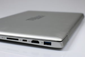 Abbildung 1: Wie ähnlich kompakte Geräte anderer Hersteller verzichtet Tuxedo beim InfinityBook für eine möglichst flache Bauweise auf ein optisches Laufwerk sowie einen Ethernet-Anschluss.