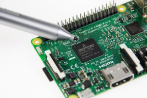 Abbildung 1: Die neue CPU bringt bei identischer Größe nicht nur mehr Leistung mit als der alte Prozessor, sondern auch einen 64-Bit-Befehlssatz.