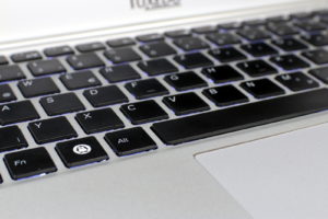 Abbildung 2: Auf der Chicklet-Tastatur lässt es sich gut tippen, der Anschlag der beleuchteten Tasten ist präzise und anstelle einer Windows-Taste findet sich ein "echter" Tux.