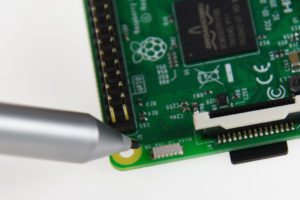 Abbildung 3: Die Keramikantenne für das Wi-Fi des RasPi 3 wartet im Test mit einer akzeptablen Empfangsleistung auf.