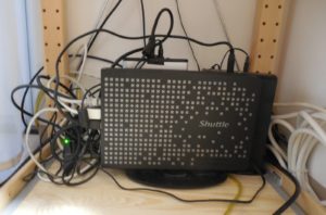 Abbildung 4: Diesen bildschirmlosen, durchgehend laufenden Barebone-Rechner mit zwei Kabel-TV-Karten (und weiterer Peripherie) hat der Autor für MythTV angeschafft. Neben dem Videorekorder beherbergt er Netzwerkspeicherplatz, ein VPN-Gateway sowie einige Server- und Webanwendungen.