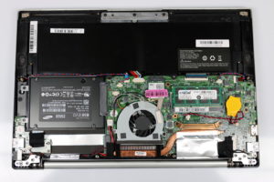 Abbildung 5: Trotz der kompakten Bauweise lässt sich das Gehäuse des InfinityBook ohne Hindernisse öffnen und die Komponenten für Reparaturen oder Upgrades austauschen.