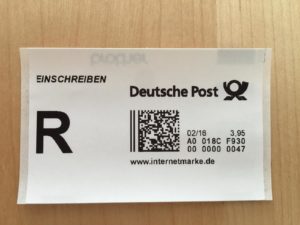 Abbildung 8: Die ausgedruckte Priefmarke lässt sich unmittelbar auf ein Kuvert kleben – schon kann der Brief in den nächsten Briefkasten.