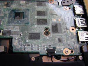 Abbildung 2: Die Schreibschutz-Schraube für die Firmware ist in den Chromebooks von HP deutlich gekennzeichnet.