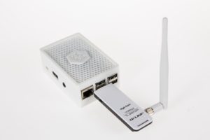 Abbildung 2: Die Upribox basiert auf einem Raspberry Pi mit einem konventionellen USB-WLAN-Stick.