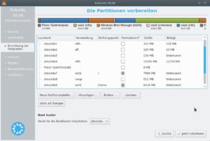 Abbildung 4: Nach dem Ändern der Partitionierung gibt es die verkleinerte Windows- und drei neue Linux-Partitionen.