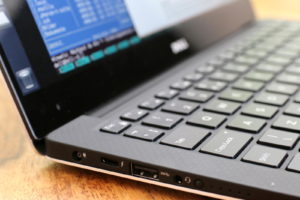 Abbildung 2: Das flache Gehäuse des Dell XPS 13 bietet nur wenig Platz für Schnittstellen: Hier die linke Seite mit USB 3.0 und dem Thunderbolt-Port.