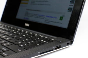 Abbildung 3: Das Dell XPS 13 baut an seiner dicksten Stelle kaum höher als ein klassischer USB-Port. Für einen Ethernet-Anschluss findet sich daher kein Platz mehr.